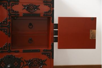 中古　美品!!　希少な廃盤品!!　米沢箪笥　伝統工芸　漆塗り　朱塗り　鋲と凝った金具の意匠が目を引く手許箪笥(和タンス、収納箪笥、小箪笥、引き出し)(R-075995)