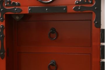 中古　美品!!　希少な廃盤品!!　米沢箪笥　伝統工芸　漆塗り　朱塗り　鋲と凝った金具の意匠が目を引く手許箪笥(和タンス、収納箪笥、小箪笥、引き出し)(R-075995)