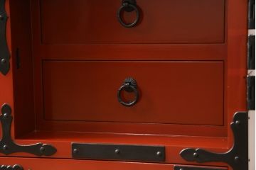 中古　美品!!　希少な廃盤品!!　米沢箪笥　伝統工芸　漆塗り　朱塗り　鋲と凝った金具の意匠が目を引く手許箪笥(和タンス、収納箪笥、小箪笥、引き出し)(R-075995)