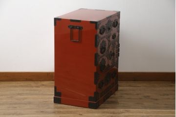 中古　美品!!　希少な廃盤品!!　米沢箪笥　伝統工芸　漆塗り　朱塗り　鋲と凝った金具の意匠が目を引く手許箪笥(和タンス、収納箪笥、小箪笥、引き出し)(R-075995)