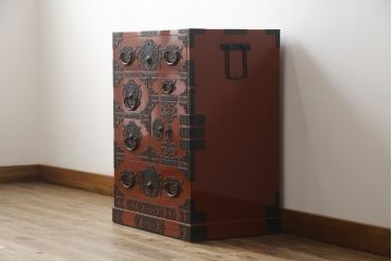 中古　美品!!　希少な廃盤品!!　米沢箪笥　伝統工芸　漆塗り　朱塗り　鋲と凝った金具の意匠が目を引く手許箪笥(和タンス、収納箪笥、小箪笥、引き出し)(R-075995)