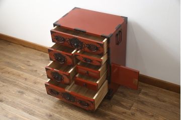 中古　美品!!　希少な廃盤品!!　米沢箪笥　伝統工芸　漆塗り　朱塗り　鋲と凝った金具の意匠が目を引く手許箪笥(和タンス、収納箪笥、小箪笥、引き出し)(R-075995)