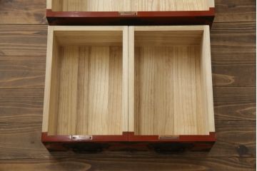 中古　美品!!　希少な廃盤品!!　米沢箪笥　伝統工芸　漆塗り　朱塗り　鋲と凝った金具の意匠が目を引く手許箪笥(和タンス、収納箪笥、小箪笥、引き出し)(R-075995)