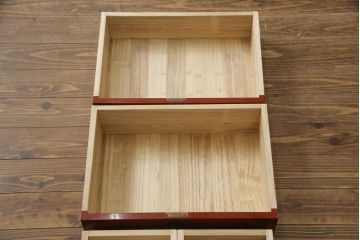 中古　美品!!　希少な廃盤品!!　米沢箪笥　伝統工芸　漆塗り　朱塗り　鋲と凝った金具の意匠が目を引く手許箪笥(和タンス、収納箪笥、小箪笥、引き出し)(R-075995)