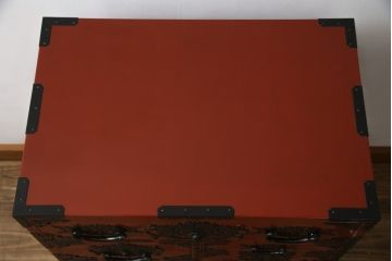 中古　美品!!　希少な廃盤品!!　米沢箪笥　伝統工芸　漆塗り　朱塗り　鋲と凝った金具の意匠が目を引く手許箪笥(和タンス、収納箪笥、小箪笥、引き出し)(R-075995)
