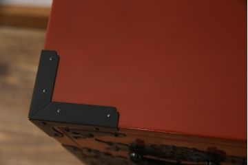 中古　美品!!　希少な廃盤品!!　米沢箪笥　伝統工芸　漆塗り　朱塗り　鋲と凝った金具の意匠が目を引く手許箪笥(和タンス、収納箪笥、小箪笥、引き出し)(R-075995)