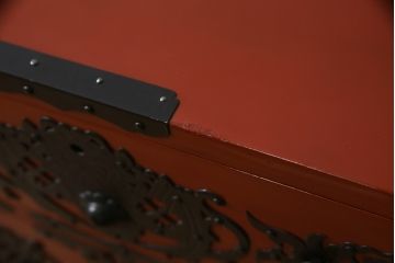 中古　美品!!　希少な廃盤品!!　米沢箪笥　伝統工芸　漆塗り　朱塗り　鋲と凝った金具の意匠が目を引く手許箪笥(和タンス、収納箪笥、小箪笥、引き出し)(R-075995)