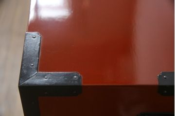 中古　美品!!　希少な廃盤品!!　米沢箪笥　伝統工芸　漆塗り　朱塗り　鋲と凝った金具の意匠が目を引く手許箪笥(和タンス、収納箪笥、小箪笥、引き出し)(R-075995)