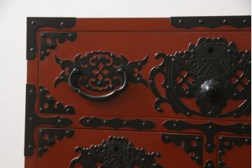 中古　美品!!　希少な廃盤品!!　米沢箪笥　伝統工芸　漆塗り　朱塗り　鋲と凝った金具の意匠が目を引く手許箪笥(和タンス、収納箪笥、小箪笥、引き出し)(R-075995)