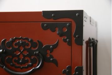 中古　美品!!　希少な廃盤品!!　米沢箪笥　伝統工芸　漆塗り　朱塗り　鋲と凝った金具の意匠が目を引く手許箪笥(和タンス、収納箪笥、小箪笥、引き出し)(R-075995)