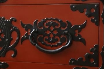 中古　美品!!　希少な廃盤品!!　米沢箪笥　伝統工芸　漆塗り　朱塗り　鋲と凝った金具の意匠が目を引く手許箪笥(和タンス、収納箪笥、小箪笥、引き出し)(R-075995)