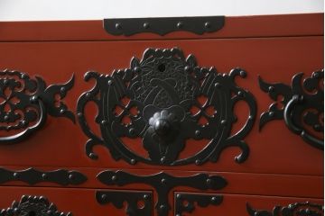 中古　美品!!　希少な廃盤品!!　米沢箪笥　伝統工芸　漆塗り　朱塗り　鋲と凝った金具の意匠が目を引く手許箪笥(和タンス、収納箪笥、小箪笥、引き出し)(R-075995)