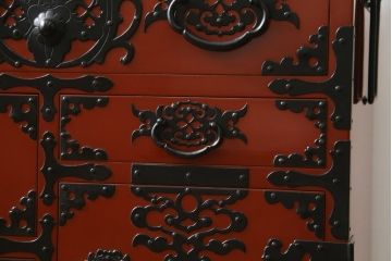 中古　美品!!　希少な廃盤品!!　米沢箪笥　伝統工芸　漆塗り　朱塗り　鋲と凝った金具の意匠が目を引く手許箪笥(和タンス、収納箪笥、小箪笥、引き出し)(R-075995)