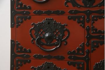 中古　美品!!　希少な廃盤品!!　米沢箪笥　伝統工芸　漆塗り　朱塗り　鋲と凝った金具の意匠が目を引く手許箪笥(和タンス、収納箪笥、小箪笥、引き出し)(R-075995)