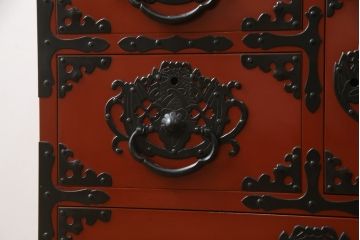中古　美品!!　希少な廃盤品!!　米沢箪笥　伝統工芸　漆塗り　朱塗り　鋲と凝った金具の意匠が目を引く手許箪笥(和タンス、収納箪笥、小箪笥、引き出し)(R-075995)