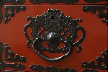中古　美品!!　希少な廃盤品!!　米沢箪笥　伝統工芸　漆塗り　朱塗り　鋲と凝った金具の意匠が目を引く手許箪笥(和タンス、収納箪笥、小箪笥、引き出し)(R-075995)
