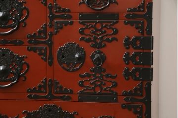 中古　美品!!　希少な廃盤品!!　米沢箪笥　伝統工芸　漆塗り　朱塗り　鋲と凝った金具の意匠が目を引く手許箪笥(和タンス、収納箪笥、小箪笥、引き出し)(R-075995)