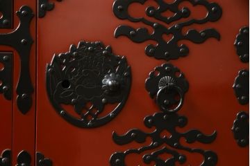 中古　美品!!　希少な廃盤品!!　米沢箪笥　伝統工芸　漆塗り　朱塗り　鋲と凝った金具の意匠が目を引く手許箪笥(和タンス、収納箪笥、小箪笥、引き出し)(R-075995)