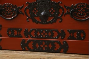 中古　美品!!　希少な廃盤品!!　米沢箪笥　伝統工芸　漆塗り　朱塗り　鋲と凝った金具の意匠が目を引く手許箪笥(和タンス、収納箪笥、小箪笥、引き出し)(R-075995)