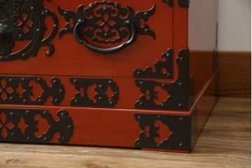 中古　美品!!　希少な廃盤品!!　米沢箪笥　伝統工芸　漆塗り　朱塗り　鋲と凝った金具の意匠が目を引く手許箪笥(和タンス、収納箪笥、小箪笥、引き出し)(R-075995)