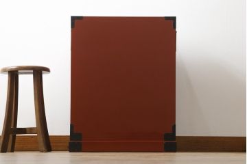 中古　美品!!　希少な廃盤品!!　米沢箪笥　伝統工芸　漆塗り　朱塗り　鋲と凝った金具の意匠が目を引く手許箪笥(和タンス、収納箪笥、小箪笥、引き出し)(R-075995)