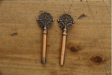 中古　美品!!　希少な廃盤品!!　米沢箪笥　伝統工芸　漆塗り　朱塗り　鋲と凝った金具の意匠が目を引く手許箪笥(和タンス、収納箪笥、小箪笥、引き出し)(R-075995)