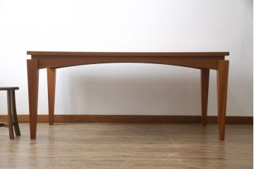 中古　アクタス取り扱い　イタリア製　ポラダ(porada)社　チェリー材　すっきりとした佇まいが魅力的なダイニングテーブル(4人掛け、6人掛け、食卓)(定価約32万円)(R-075996)