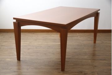 中古　アクタス取り扱い　イタリア製　ポラダ(porada)社　チェリー材　すっきりとした佇まいが魅力的なダイニングテーブル(4人掛け、6人掛け、食卓)(定価約32万円)(R-075996)