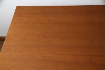 中古　アクタス取り扱い　イタリア製　ポラダ(porada)社　チェリー材　すっきりとした佇まいが魅力的なダイニングテーブル(4人掛け、6人掛け、食卓)(定価約32万円)(R-075996)
