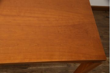 中古　アクタス取り扱い　イタリア製　ポラダ(porada)社　チェリー材　すっきりとした佇まいが魅力的なダイニングテーブル(4人掛け、6人掛け、食卓)(定価約32万円)(R-075996)