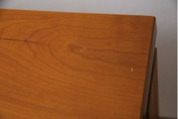 中古　アクタス取り扱い　イタリア製　ポラダ(porada)社　チェリー材　すっきりとした佇まいが魅力的なダイニングテーブル(4人掛け、6人掛け、食卓)(定価約32万円)(R-075996)