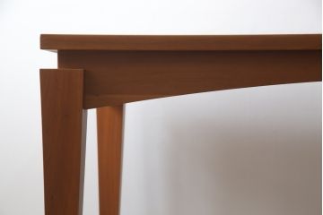 中古　アクタス取り扱い　イタリア製　ポラダ(porada)社　チェリー材　すっきりとした佇まいが魅力的なダイニングテーブル(4人掛け、6人掛け、食卓)(定価約32万円)(R-075996)