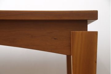 中古　アクタス取り扱い　イタリア製　ポラダ(porada)社　チェリー材　すっきりとした佇まいが魅力的なダイニングテーブル(4人掛け、6人掛け、食卓)(定価約32万円)(R-075996)