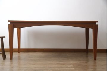 中古　アクタス取り扱い　イタリア製　ポラダ(porada)社　チェリー材　すっきりとした佇まいが魅力的なダイニングテーブル(4人掛け、6人掛け、食卓)(定価約32万円)(R-075996)