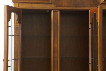 中古　美品　DREXEL HERITAGE(ドレクセルヘリテイジ)　FRANCESCA(フランチェスカ)シリーズ　照明付き!堂々とした佇まいのキャビネット(収納棚、戸棚、食器棚、カップボード、飾り棚)(定価約141万円)(R-075997)