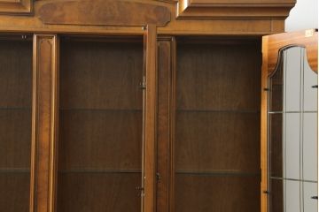 中古　美品　DREXEL HERITAGE(ドレクセルヘリテイジ)　FRANCESCA(フランチェスカ)シリーズ　照明付き!堂々とした佇まいのキャビネット(収納棚、戸棚、食器棚、カップボード、飾り棚)(定価約141万円)(R-075997)
