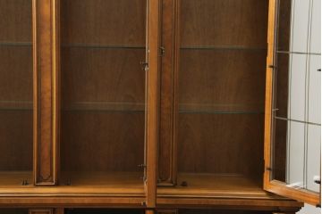 中古　美品　DREXEL HERITAGE(ドレクセルヘリテイジ)　FRANCESCA(フランチェスカ)シリーズ　照明付き!堂々とした佇まいのキャビネット(収納棚、戸棚、食器棚、カップボード、飾り棚)(定価約141万円)(R-075997)
