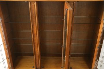 中古　美品　DREXEL HERITAGE(ドレクセルヘリテイジ)　FRANCESCA(フランチェスカ)シリーズ　照明付き!堂々とした佇まいのキャビネット(収納棚、戸棚、食器棚、カップボード、飾り棚)(定価約141万円)(R-075997)