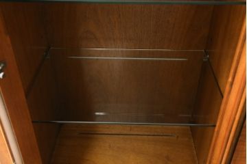 中古　美品　DREXEL HERITAGE(ドレクセルヘリテイジ)　FRANCESCA(フランチェスカ)シリーズ　照明付き!堂々とした佇まいのキャビネット(収納棚、戸棚、食器棚、カップボード、飾り棚)(定価約141万円)(R-075997)
