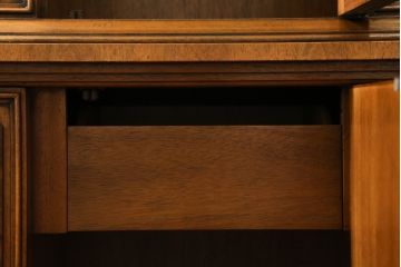 中古　美品　DREXEL HERITAGE(ドレクセルヘリテイジ)　FRANCESCA(フランチェスカ)シリーズ　照明付き!堂々とした佇まいのキャビネット(収納棚、戸棚、食器棚、カップボード、飾り棚)(定価約141万円)(R-075997)