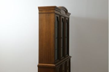 中古　美品　DREXEL HERITAGE(ドレクセルヘリテイジ)　FRANCESCA(フランチェスカ)シリーズ　照明付き!堂々とした佇まいのキャビネット(収納棚、戸棚、食器棚、カップボード、飾り棚)(定価約141万円)(R-075997)
