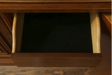 中古　美品　DREXEL HERITAGE(ドレクセルヘリテイジ)　FRANCESCA(フランチェスカ)シリーズ　照明付き!堂々とした佇まいのキャビネット(収納棚、戸棚、食器棚、カップボード、飾り棚)(定価約141万円)(R-075997)