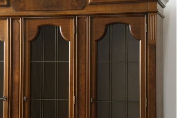 中古　美品　DREXEL HERITAGE(ドレクセルヘリテイジ)　FRANCESCA(フランチェスカ)シリーズ　照明付き!堂々とした佇まいのキャビネット(収納棚、戸棚、食器棚、カップボード、飾り棚)(定価約141万円)(R-075997)