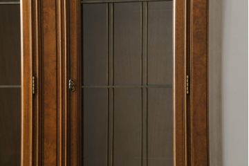 中古　美品　DREXEL HERITAGE(ドレクセルヘリテイジ)　FRANCESCA(フランチェスカ)シリーズ　照明付き!堂々とした佇まいのキャビネット(収納棚、戸棚、食器棚、カップボード、飾り棚)(定価約141万円)(R-075997)