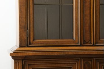 中古　美品　DREXEL HERITAGE(ドレクセルヘリテイジ)　FRANCESCA(フランチェスカ)シリーズ　照明付き!堂々とした佇まいのキャビネット(収納棚、戸棚、食器棚、カップボード、飾り棚)(定価約141万円)(R-075997)
