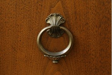 中古　美品　DREXEL HERITAGE(ドレクセルヘリテイジ)　FRANCESCA(フランチェスカ)シリーズ　照明付き!堂々とした佇まいのキャビネット(収納棚、戸棚、食器棚、カップボード、飾り棚)(定価約141万円)(R-075997)