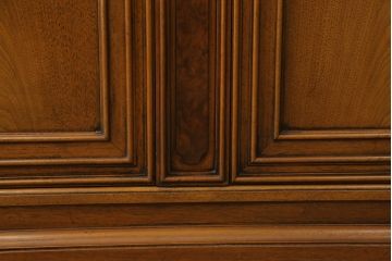 中古　美品　DREXEL HERITAGE(ドレクセルヘリテイジ)　FRANCESCA(フランチェスカ)シリーズ　照明付き!堂々とした佇まいのキャビネット(収納棚、戸棚、食器棚、カップボード、飾り棚)(定価約141万円)(R-075997)