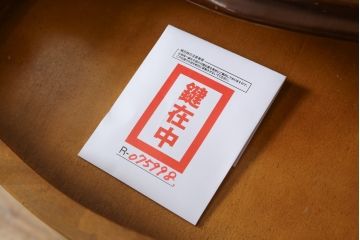 中古　イタリア製　エレガントな佇まいが目を惹く!! 美しい象嵌入りキャビネット(収納棚、戸棚、食器棚、カップボード、飾り棚、キュリオケース、店舗什器)(R-075998)