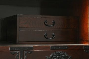 和製ビンテージ　前面欅(ケヤキ)材　総漆塗り　木地呂塗り　仙台箪笥　牡丹と唐獅子の手打ち金具が魅力的な重ね衣装箪笥(着物箪笥、収納箪笥、整理箪笥、重ね箪笥、引き出し、ヴィンテージ)(R-075999)