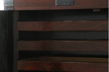 和製ビンテージ　前面欅(ケヤキ)材　総漆塗り　木地呂塗り　仙台箪笥　牡丹と唐獅子の手打ち金具が魅力的な重ね衣装箪笥(着物箪笥、収納箪笥、整理箪笥、重ね箪笥、引き出し、ヴィンテージ)(R-075999)